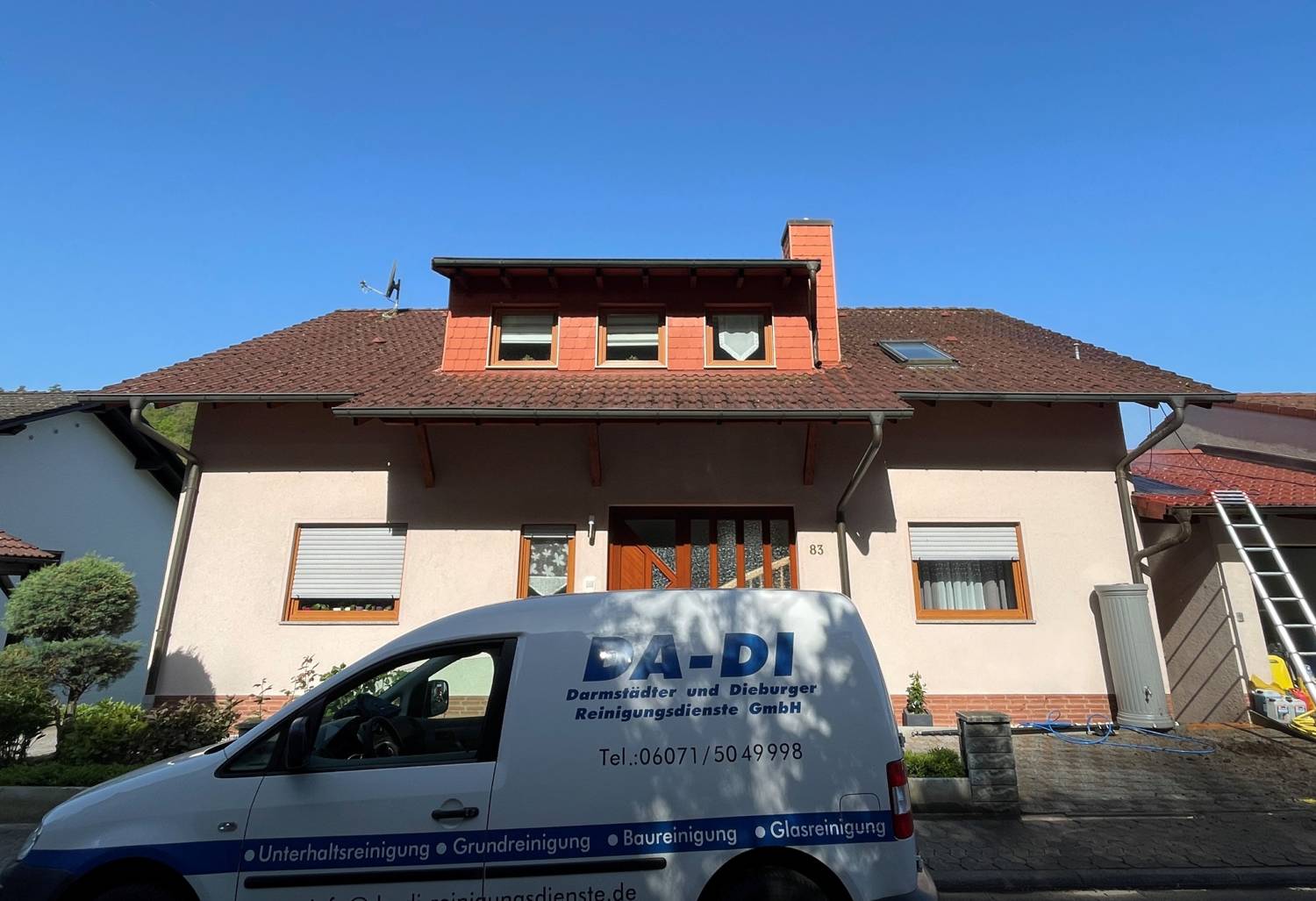 Dasselbe Haus vor der Dachreinigung mit vermoostem Dach