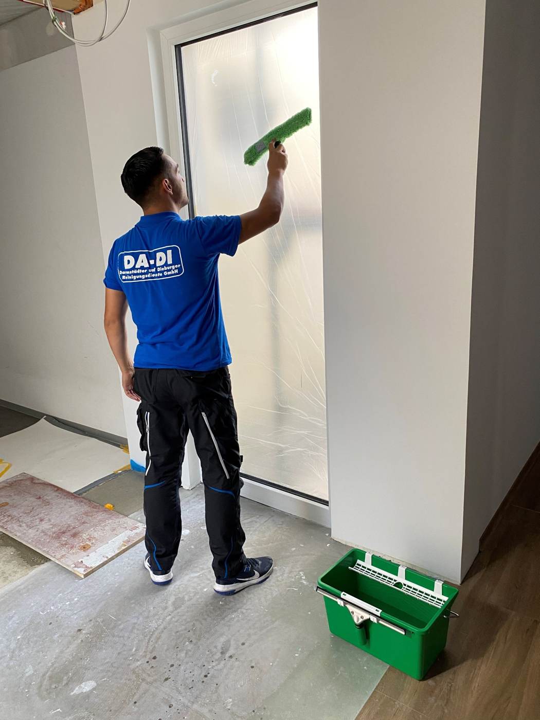 DA-DI Mitarbeiter bei der Glasreinigung