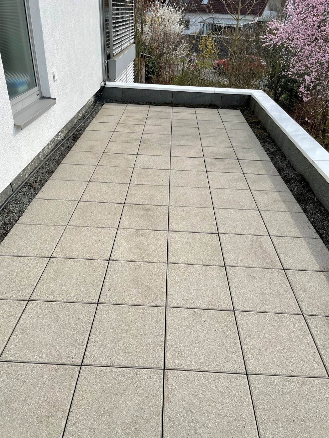 Dieselbe Terrasse nach der Steinreinigung